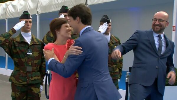 Трюда не заметил премьер-министра Бельгии во время приветствия жены - Sputnik Кыргызстан