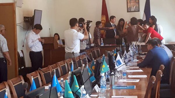 Внеочередное заседание Бишкекского городского кенеша - Sputnik Кыргызстан