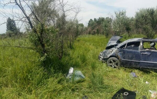 За рулем, по данным милиции, была 22-летняя девушка. Она, 46-летний пассажир и его пятилетний сын скончались на месте. - Sputnik Кыргызстан