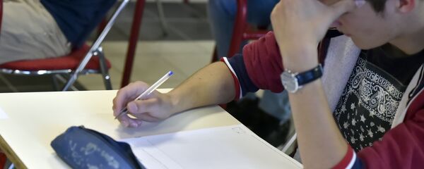 Школьники во время экзамена. Архивное фото - Sputnik Кыргызстан