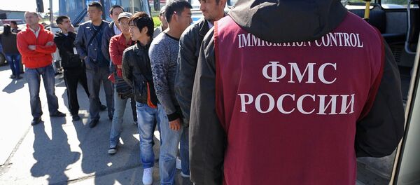 Россия Федерациясынын миграция кызматынын кызмамткери. Архив - Sputnik Кыргызстан