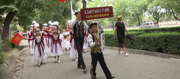 Бишкекте 600 бала жөө жүрүшкө чыгып, Айтматовдун эстелигине гүл коюшту. Видео Бишкекте 600 бала жөө жүрүшкө чыгып, Айтматовдун эстелигине гүл коюшту. Видео - Sputnik Кыргызстан