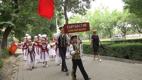Около 600 детей маршем прошлись по Бишкеку — видео старта этно-карнавала - Sputnik Кыргызстан