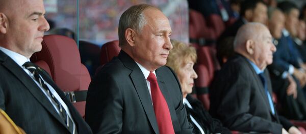Президент РФ В. Путин и премьер-министр РФ Д. Медведев на церемонии открытия чемпионата мира по футболу - 2018 - Sputnik Кыргызстан