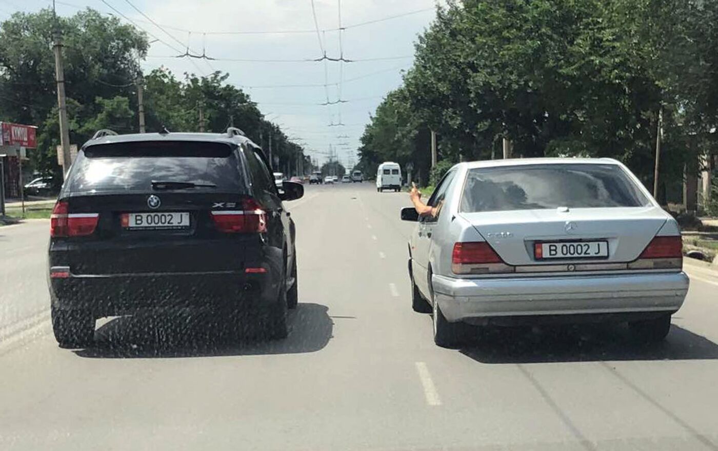 Один номер на двух авто в Бишкеке. Стало известно, кому он принадлежит