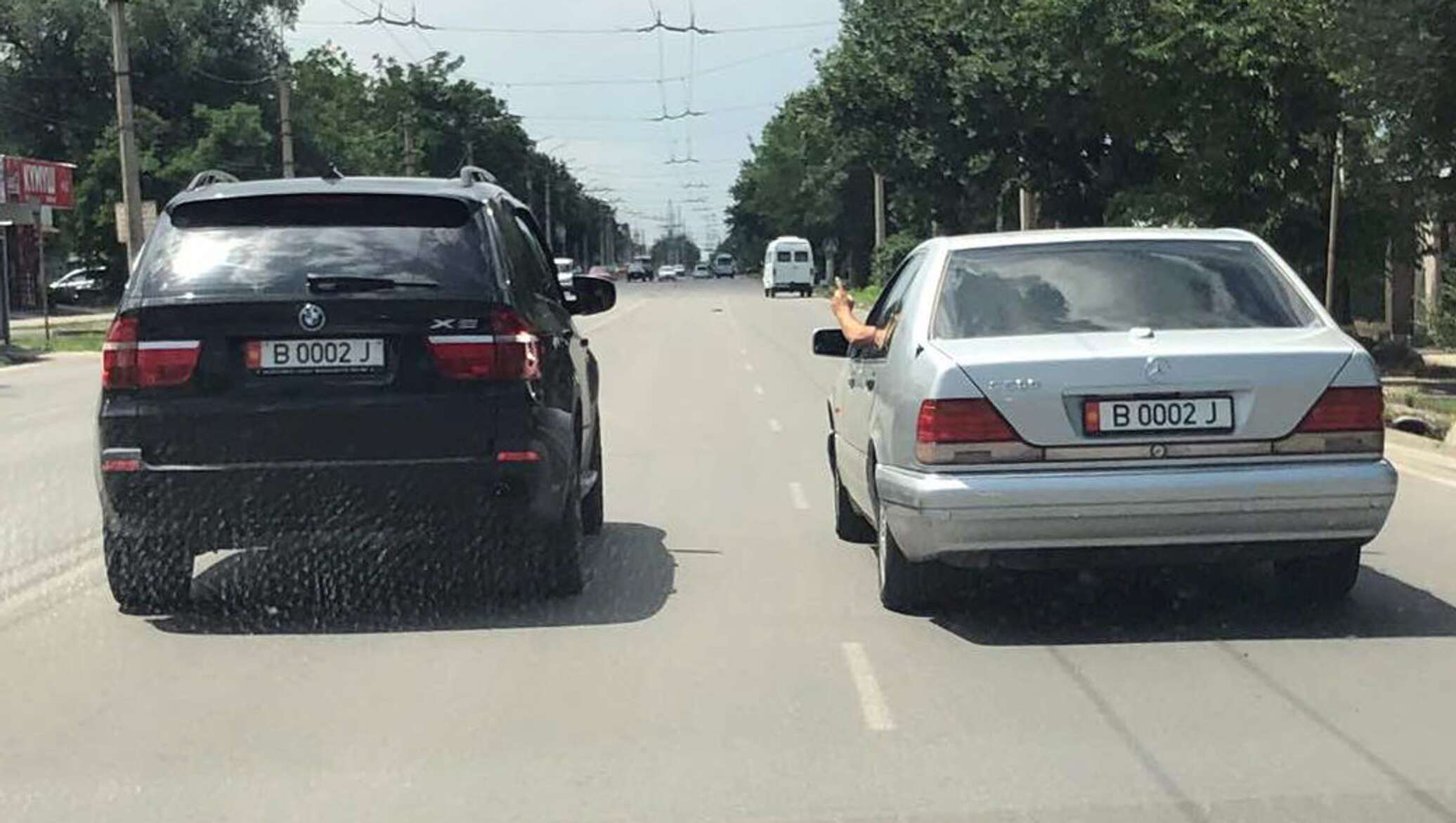 Два авто с абсолютно одинаковыми номерами встретились в Бишкеке — фото