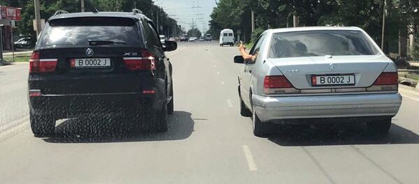 Бишкекте машиналарга тагылган эки окшош номер Бишкекте машиналарга тагылган эки окшош номер - Sputnik Кыргызстан