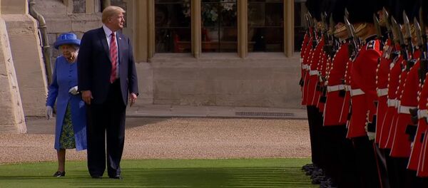 Конфуз Трампа на встрече с Елизаветой II возмутил соцсети. Видео - Sputnik Кыргызстан