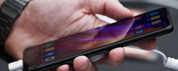 Телефон карамап турган адам. Архив - Sputnik Кыргызстан