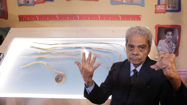 Обладатель самых длинных ногтей в мире, индиец Шридхар Чиллал - Sputnik Кыргызстан
