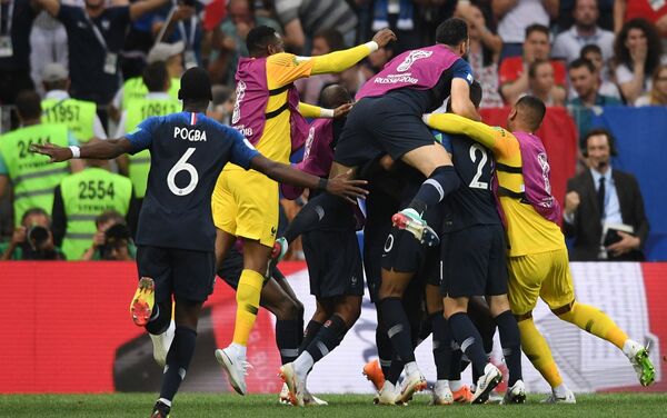 Сборная Франции стала чемпионом мира по футболу, обыграв Хорватию со счетом 4:2 - Sputnik Кыргызстан