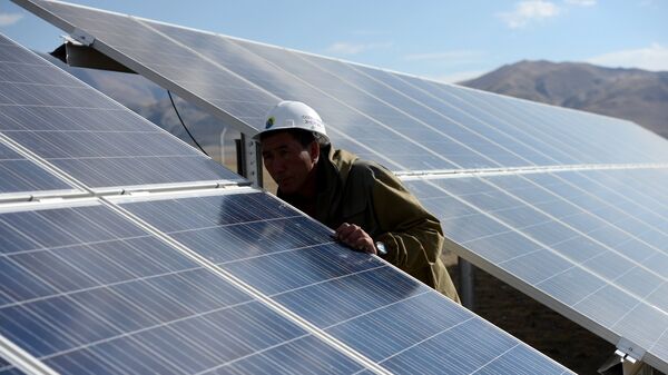 Мастер осматривает солнечные панели. Архивное фото - Sputnik Кыргызстан