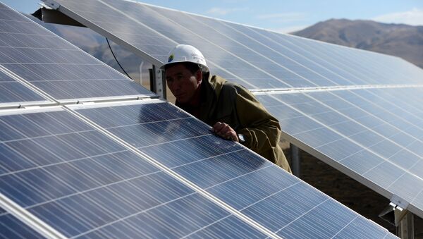Мастер осматривает солнечные батареи. Архивное фото - Sputnik Кыргызстан