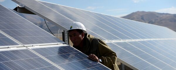 Мастер осматривает солнечные батареи. Архивное фото - Sputnik Кыргызстан