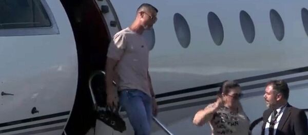 Как Роналду с семьей прилетел в Турин. Видео - Sputnik Кыргызстан