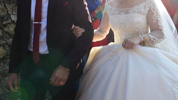 Жених и невеста на свадьбе. Архивное фото - Sputnik Кыргызстан