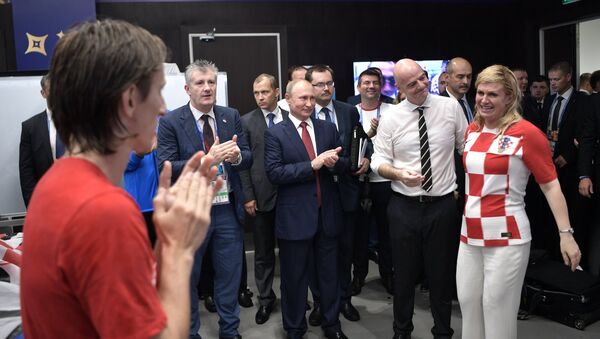 Президент РФ В. Путин и премьер-министр РФ Д. Медведев посетили финальный матч чемпионата мира по футболу 2018 - Sputnik Кыргызстан