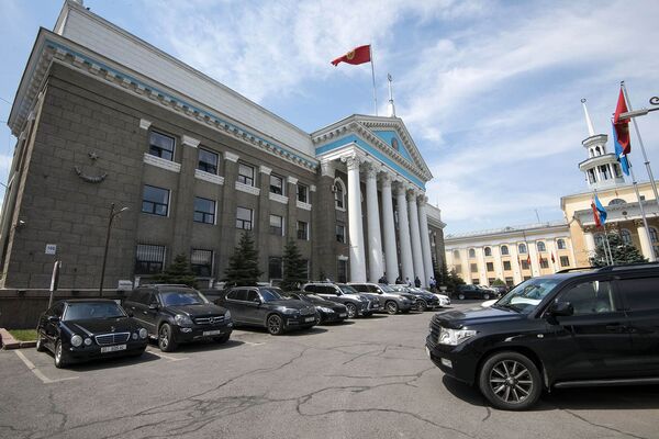 Машины депутатов Бишкекского горкенеша и работников мэрии — фотофакт - Sputnik Кыргызстан