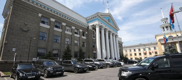 Машины депутатов Бишкекского горкенеша и работников мэрии — фотофакт Машины депутатов Бишкекского горкенеша и работников мэрии — фотофакт - Sputnik Кыргызстан