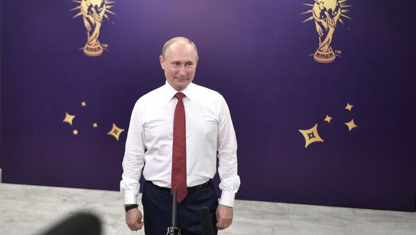 Президент РФ В. Путин и премьер-министр РФ Д. Медведев посетили финальный матч чемпионата мира по футболу 2018 - Sputnik Кыргызстан