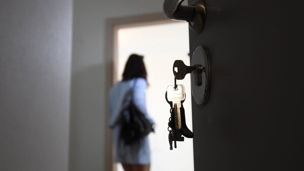 Ключи на замке двери. Архивное фото - Sputnik Кыргызстан