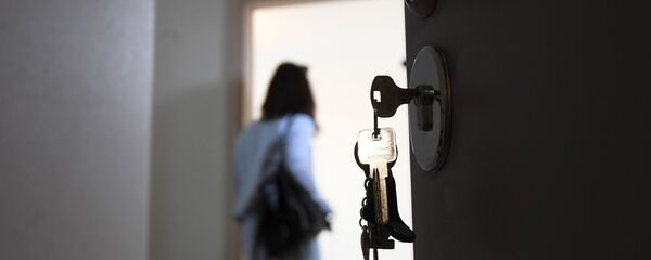 Входная дверь в одной из квартир многоэтажного жилого дома. Архивное фото - Sputnik Кыргызстан