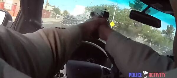 Полицейский застрелил преступника через лобовое стекло своего авто — видео - Sputnik Кыргызстан