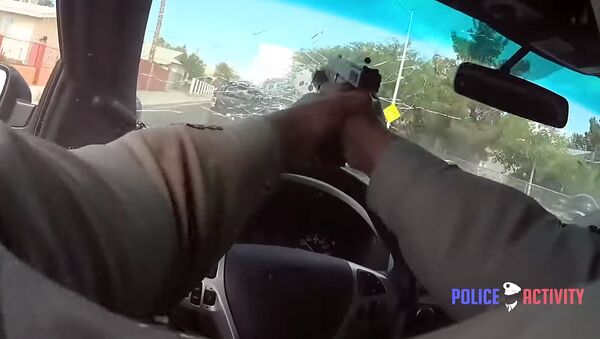 Полицейский застрелил преступника через лобовое стекло своего авто — видео - Sputnik Кыргызстан