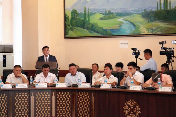 Депутаты спят на выступлении будущего мэра Оша — фотофакт - Sputnik Кыргызстан