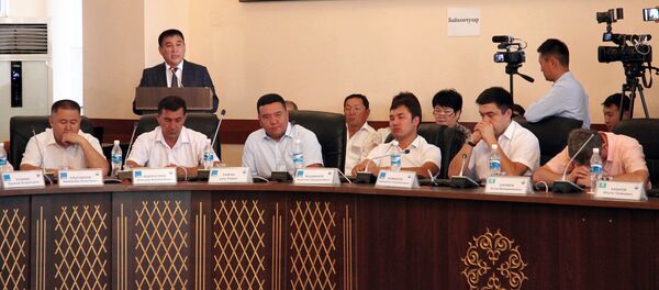 Депутаты спят на выступлении будущего мэра Оша — фотофакт Депутаты спят на выступлении будущего мэра Оша — фотофакт - Sputnik Кыргызстан