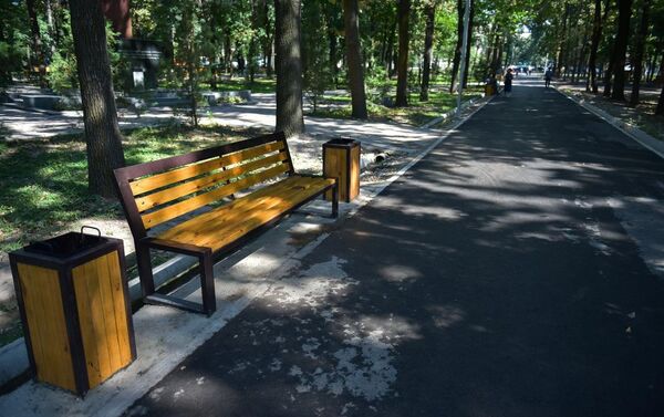 Обновлением парка занимается администрация Ленинского района. Заасфальтировали 8 500 квадратных метров территории. - Sputnik Кыргызстан