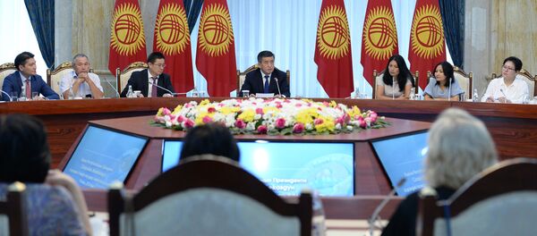 Президент Сооронбай Жээнбеков встретился с активистами - Sputnik Кыргызстан