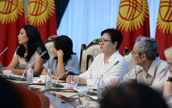 Президент Кыргызстана Сооронбай Жээнбеков проводит встречу с представителями гражданского сектора - Sputnik Кыргызстан