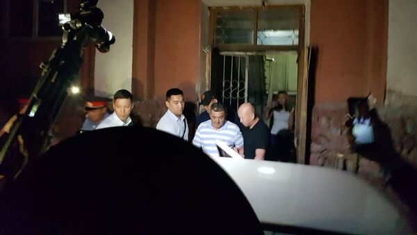 Как Албека Ибраимова увозили из здания суда. Видео - Sputnik Кыргызстан