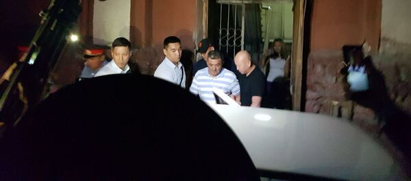 Как Албека Ибраимова увозили из здания суда. Видео - Sputnik Кыргызстан