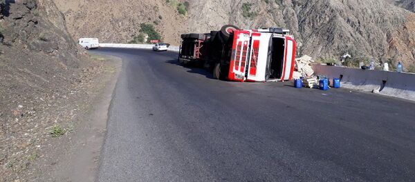 Фура перевернулась на трассе Бишкек — Ош Фура перевернулась на трассе Бишкек — Ош - Sputnik Кыргызстан