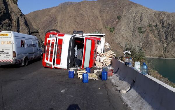 Со слов очевидца, автоавария случилась 18 июля между селами Таш-Комур и Кара-Куль. - Sputnik Кыргызстан