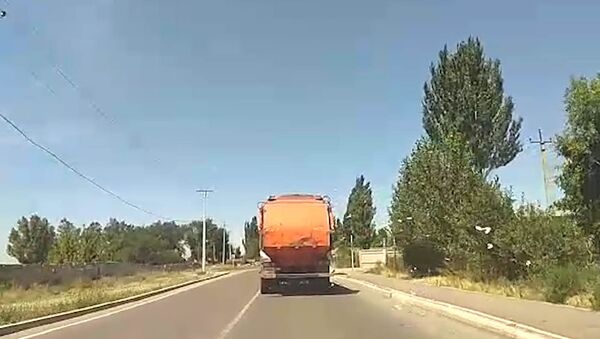 Баары түшүп калмай болду! Таштанды унаасынан ыпыр-сыпыр чачылып бараткан видео - Sputnik Кыргызстан