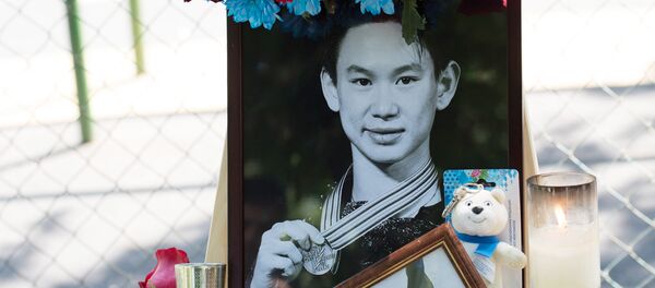 Цветы в память о фигуристе Д. Тене Цветы в память о фигуристе Д. Тене - Sputnik Кыргызстан