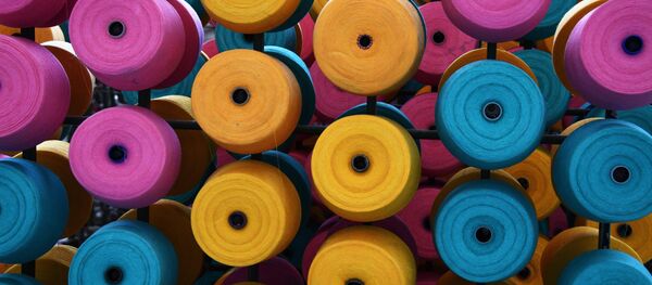 Катушки с нитью на заводе по изготовлению текстиля. Архивное фото Катушки с нитью на заводе по изготовлению текстиля. Архивное фото - Sputnik Кыргызстан