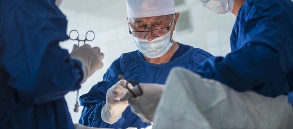 Заслуженный врач КР, хирург Юсуп Уметалиев - Sputnik Кыргызстан