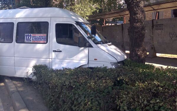 В Бишкеке столкнулись пассажирский микроавтобус Mercedes-Benz и Toyota Prius - Sputnik Кыргызстан