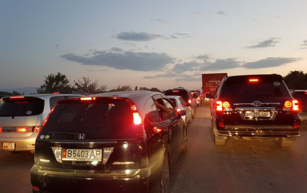 На Иссык-Куле в сторону Бишкека наблюдается большая автомобильная пробка. - Sputnik Кыргызстан