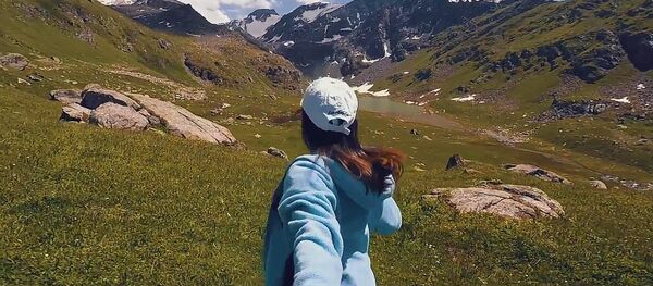 Пройти весь Кыргызстан за две минуты за руку с приятной девушкой — видео - Sputnik Кыргызстан