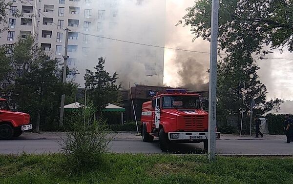 На тушение огня были направлены три пожарных расчета. В 9.18 пожар полностью потушили. - Sputnik Кыргызстан