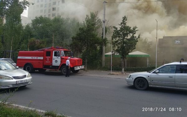 Возгорание тушат два пожарных расчета. - Sputnik Кыргызстан