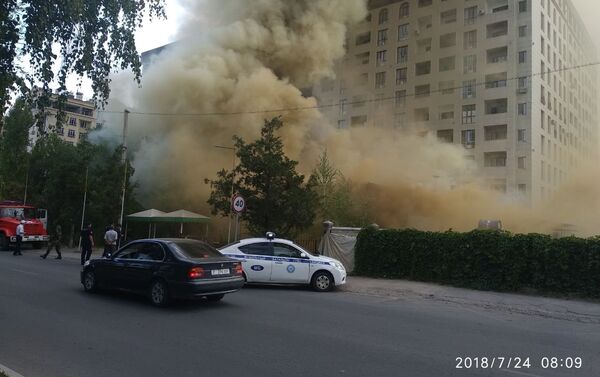 По словам очевидцев, пожар начался ближе к 8.00 во вторник. - Sputnik Кыргызстан