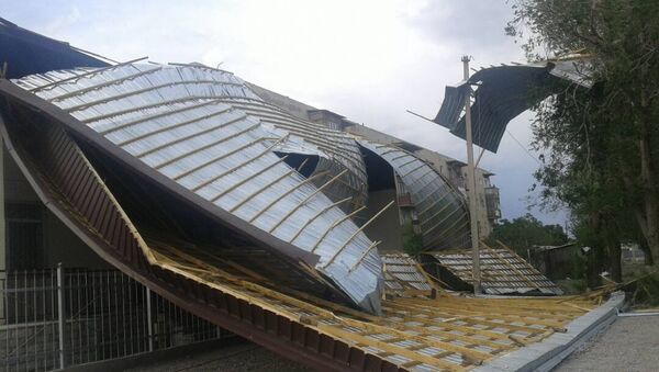 Ветер снес крышу здания в Балыкчи - Sputnik Кыргызстан