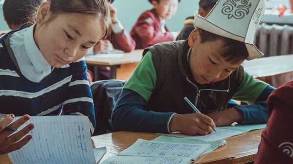 Мектептеги окуучулар сабак учурунда. Архив - Sputnik Кыргызстан