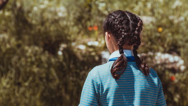 Девочка стоит спиной. Архивное фото - Sputnik Кыргызстан